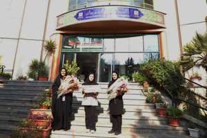 اهدای گل و شیرینی به دانشجویان به مناسبت روز دانشجو