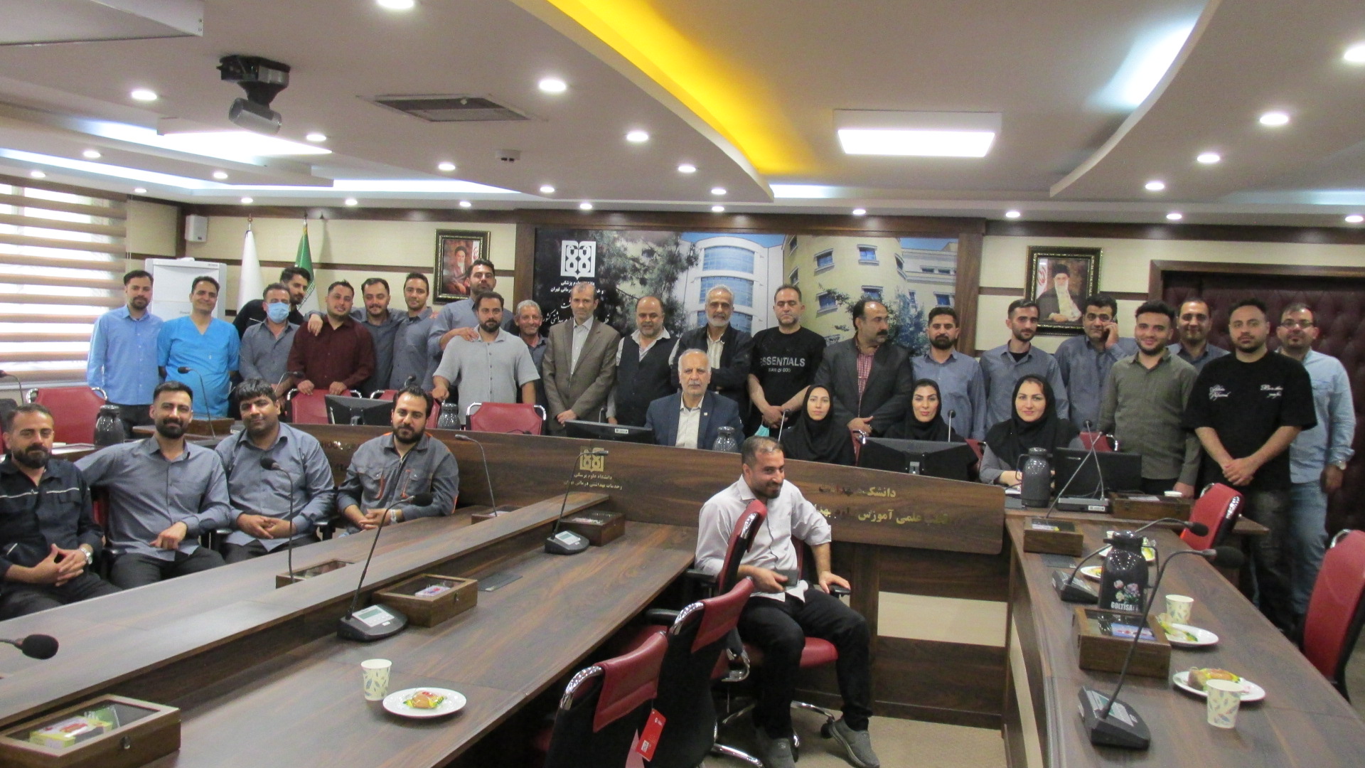نشست گرامیداشت روز کارگر در دانشکده با حضور کارکنان خدماتی برگزار شد