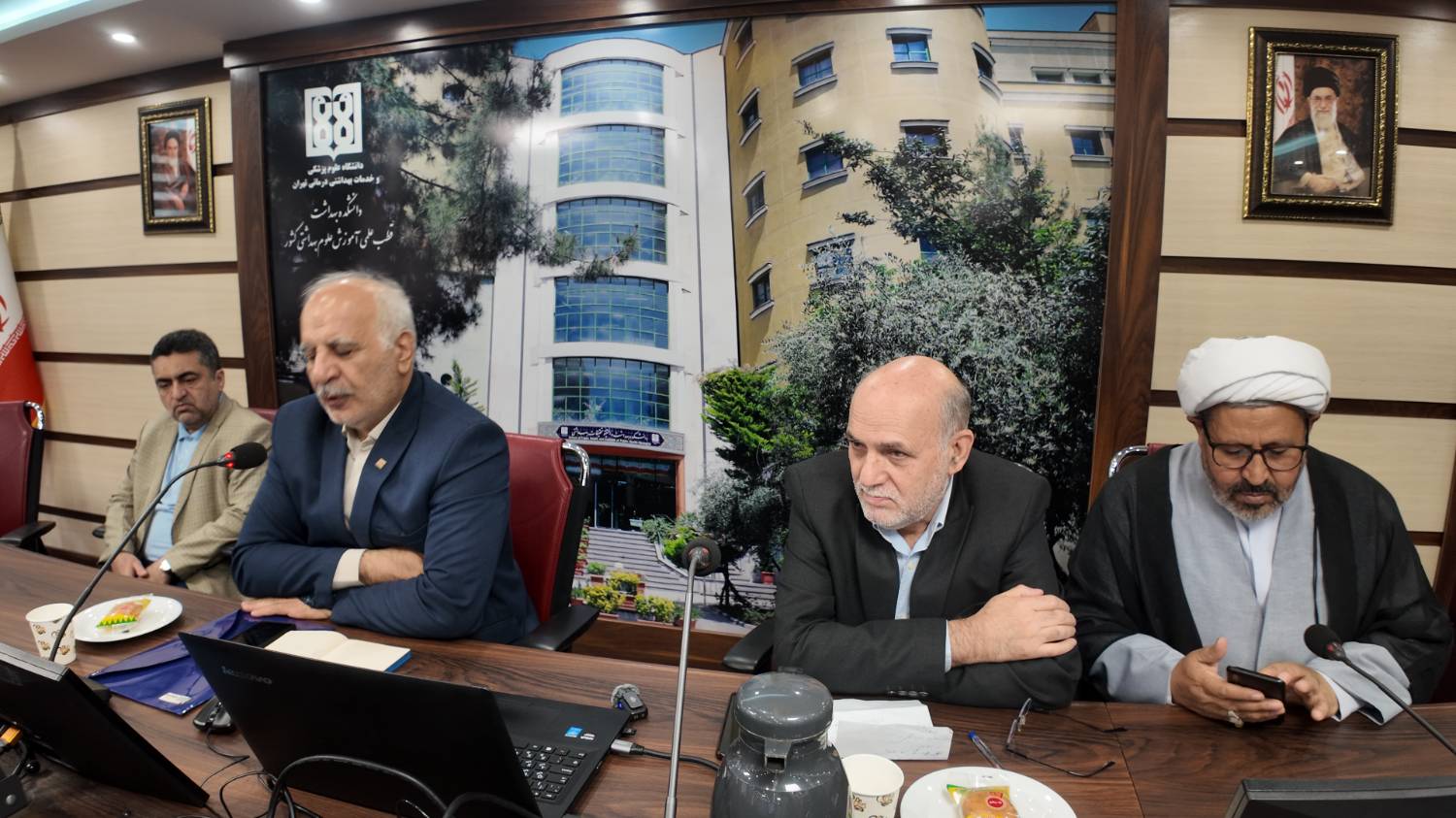 تجلیل از اساتید ایثارگر و خانواده های ایثارگر جنگ رمضان دانشکده بهداشت 